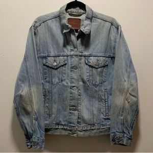 Levi’s Denim Jacket Trucker style
Size large - oversized